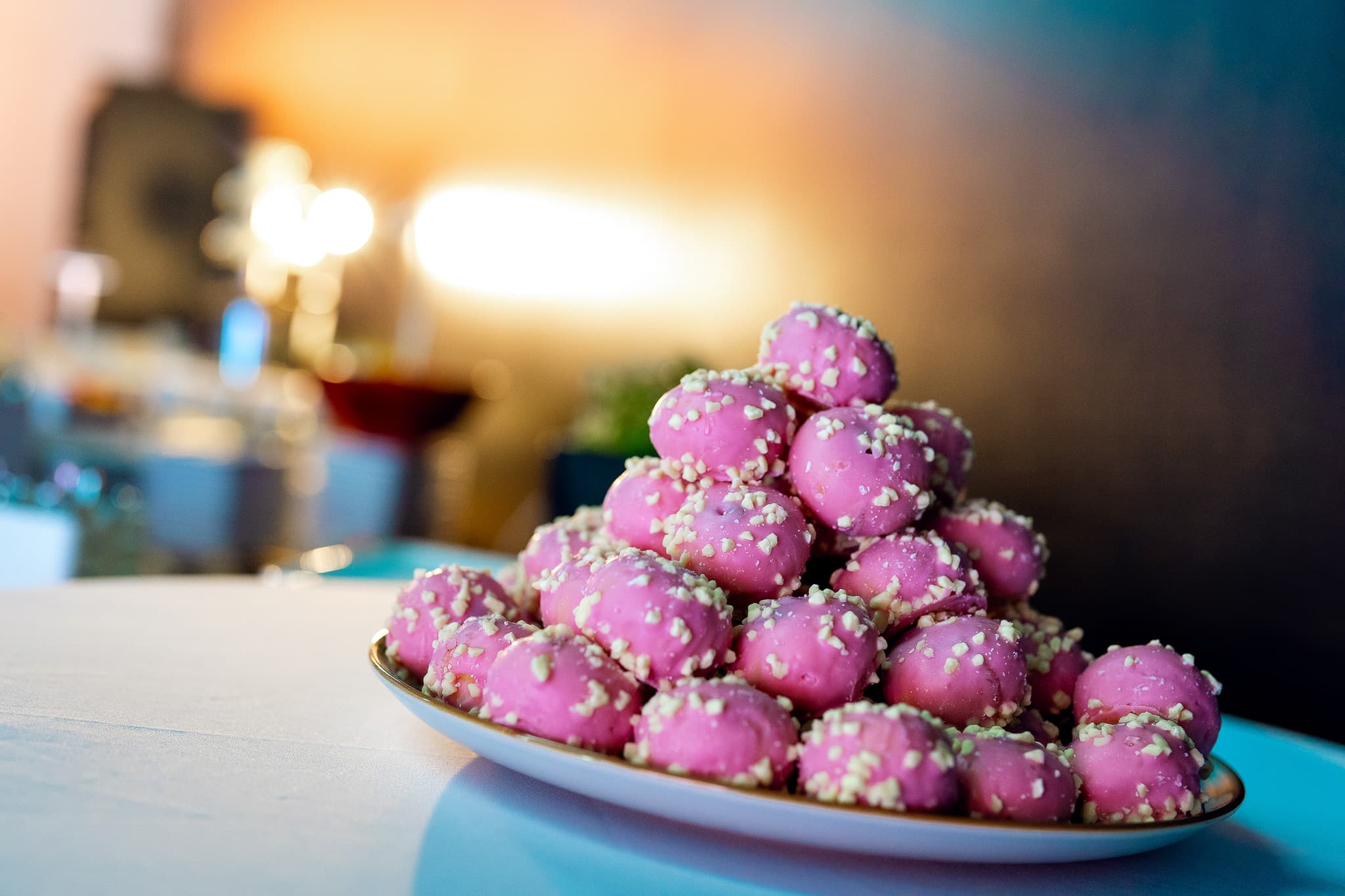 Rózsaszín desszertek egy catering-kitelepülésen
